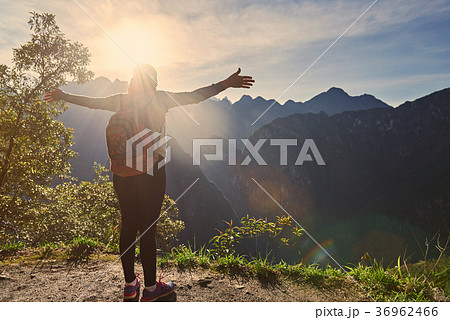 Woman traveller meet new day Woman traveller meet new day 36962466