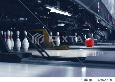 Spaced bowls and a rolling ball 36962716