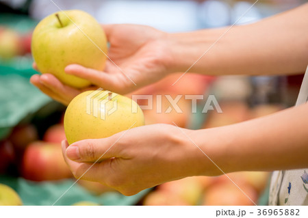 スーパーでの買い物 36965882