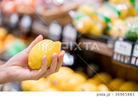 スーパーでの買い物 スーパーでの買い物 36965883