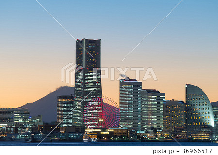 横浜港とみなとみらいの夕景 横浜港とみなとみらいの夕景 36966617