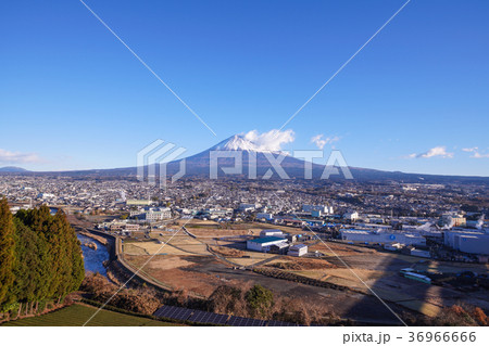 富士山と富士宮市の街並み、静岡県 36966666