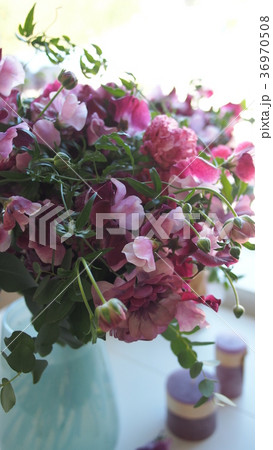 春の花たくさん　ラナンキュラスのワックスとスイートピー　そしてリシアンサス 36970508