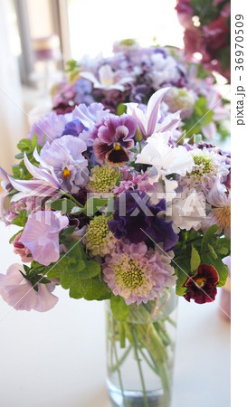 春の花たくさん　パンジーとビオラを。クレマチス、　スカビオサ、ツルバキアも隠れて。　春のブーケ 36970509