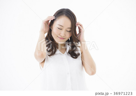 女性　若い女性 36971223