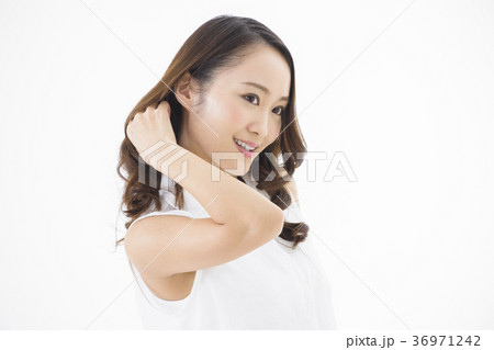 女性　若い女性 36971242