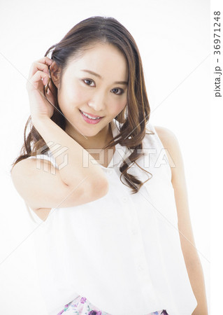 女性　若い女性 36971248