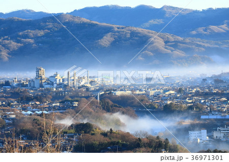 雲海湧く秩父市街とセメント工場 36971301