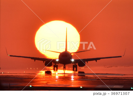 美しい夕陽が燃え上がる様な背景に飛行機風景 36971307