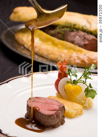 高級感あるローストビーフのパイ包の画像　ソースをかけるイメージ 36971500
