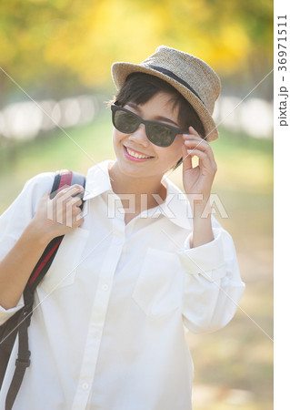 younger asian woman wearing sun glassess  36971511