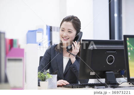 会社の電話で話をする若い女性社員 36973221