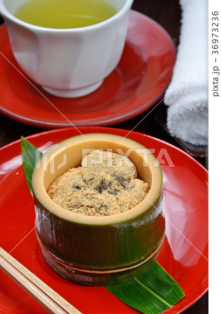 Warabi mochi with green tea on thetable 36973236