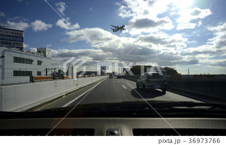 高速道路 飛行機 車から ワイド 高速道路 飛行機 車から ワイド 36973766