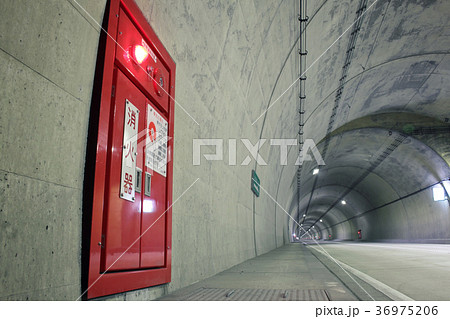 路肩に設置される消化器 路肩に設置される消化器 36975206