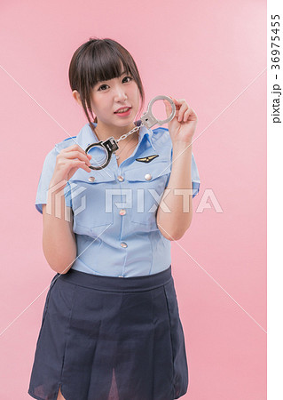 女性警官コスプレ 手錠の写真素材