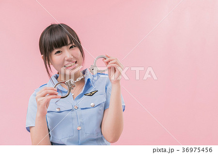 女性警官コスプレ 手錠の写真素材