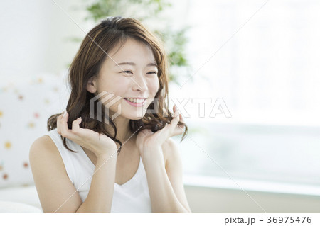 若い女性 ヘアケア 36975476