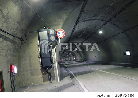 トンネル内走行注意 トンネル内走行注意 36975484