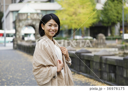 女性　ビジネス　ビジネスウーマン 36976175