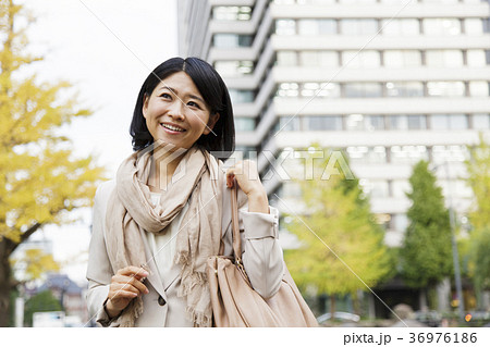 女性　ビジネス　ビジネスウーマン 36976186