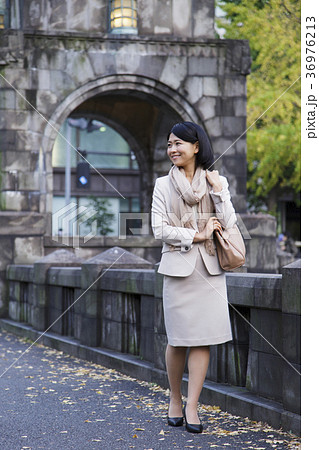 女性　ビジネス　ビジネスウーマン 36976213