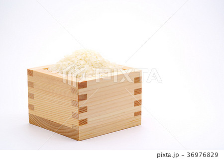 枡にお米 白背景　c-1 やや横から 左寄せ 36976829