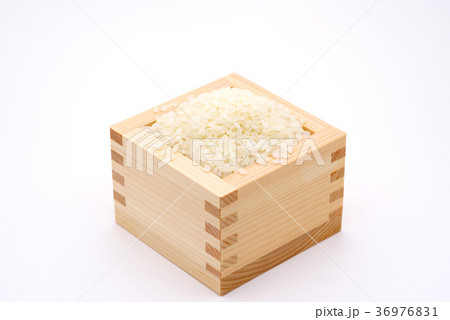 枡にお米 白背景 d-1 中央 やや上から 枡にお米 白背景 d-1 中央 やや上から 36976831