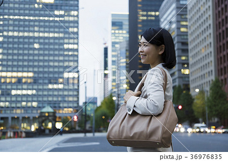 女性　ビジネス　ビジネスマン 36976835
