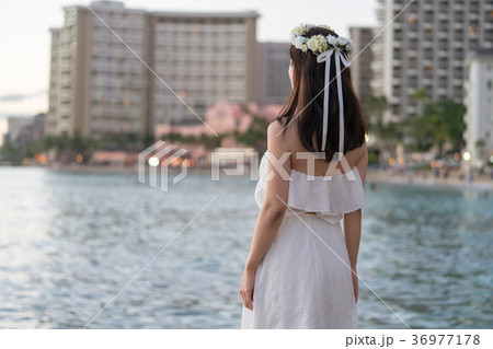 海を眺める女性 36977178