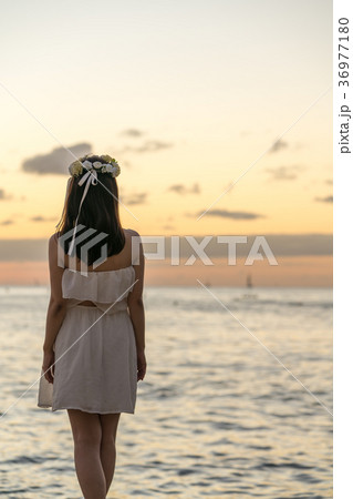 海を眺める女性 36977180