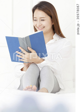 若い女性 読書 朝 36978087