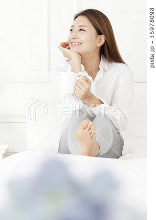 若い女性 コーヒー ベッド 36978098