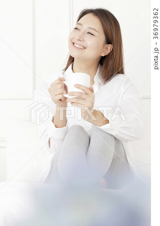 若い女性 女性 女 36979362