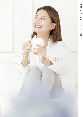 若い女性 マグカップ ベッド 36979363