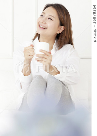 若い女性 コーヒー ベッド 36979364