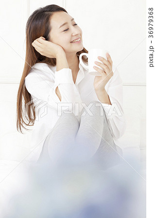 若い女性 女性 女 36979368