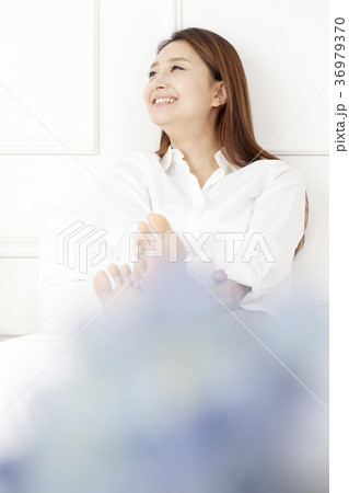 若い女性 ベッド 寝台 36979370