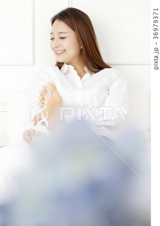 若い女性 ベッド 寝台 36979371