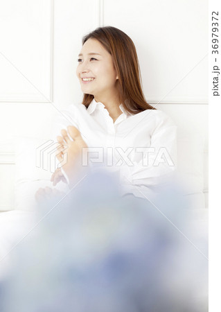 若い女性 ベッド 寝台 36979372