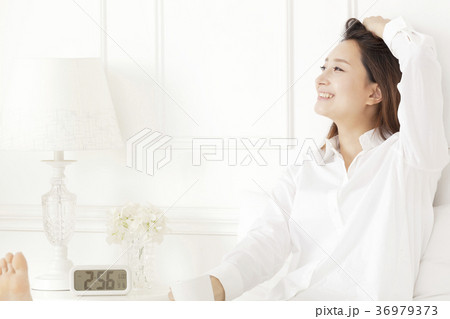 若い女性 コーヒー ベッド 36979373