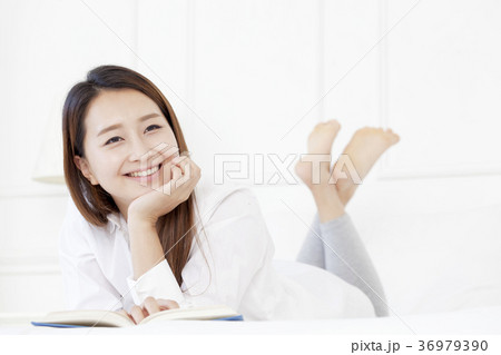 若い女性 ベッド 寝台 36979390