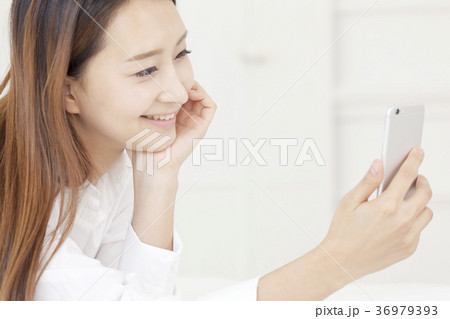 若い女性 スマートフォン スマホ 36979393