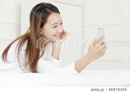 若い女性 ベッド 寝台 36979394