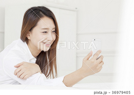 若い女性 スマートフォン スマホ 36979405