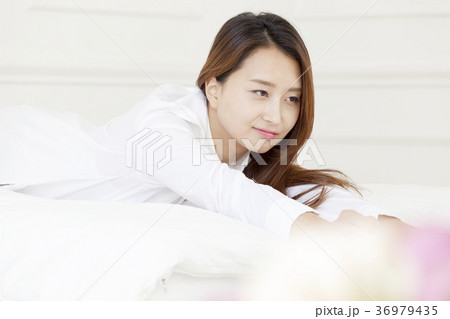 若い女性 ベッド 寝台 36979435
