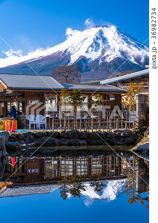 山梨県 冬の忍野八海の写真素材