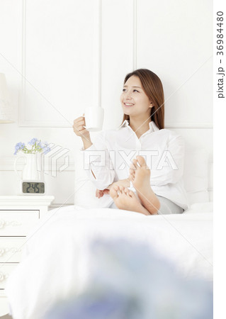 若い女性 コーヒー ベッド 36984480