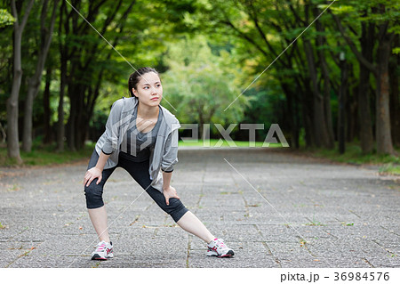 スポーティーな女性 36984576