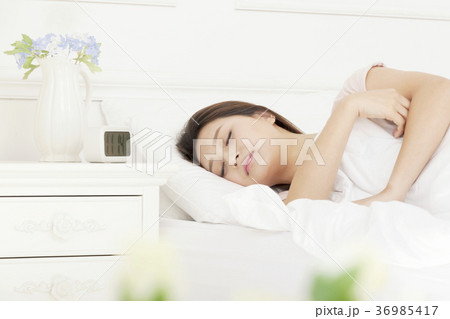 若い女性 睡眠 眠り 36985417